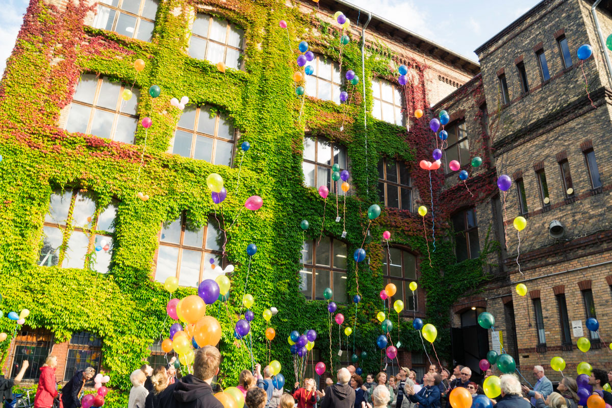 Künstlerhaus 188 e.V. Halle - Eröffnung, Feier des Bestehens 2017 mit 188 Luftballons steigen lassen